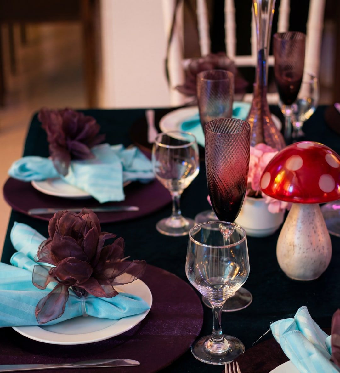 Detalhe de mesa posta com cogumelo decorativo e taças