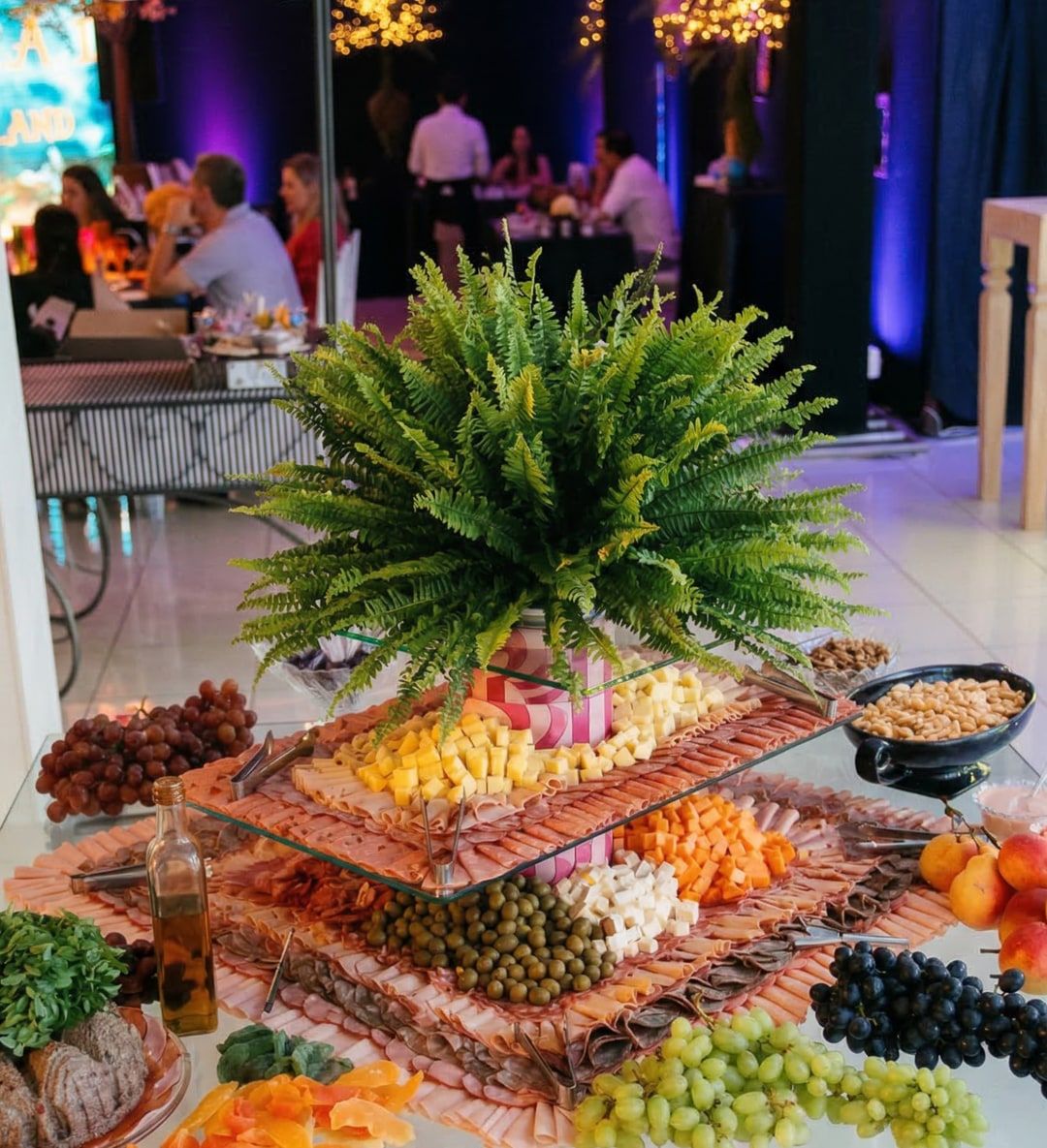 Mesa de frios, queijos e frutas montada em festa de 15 anos