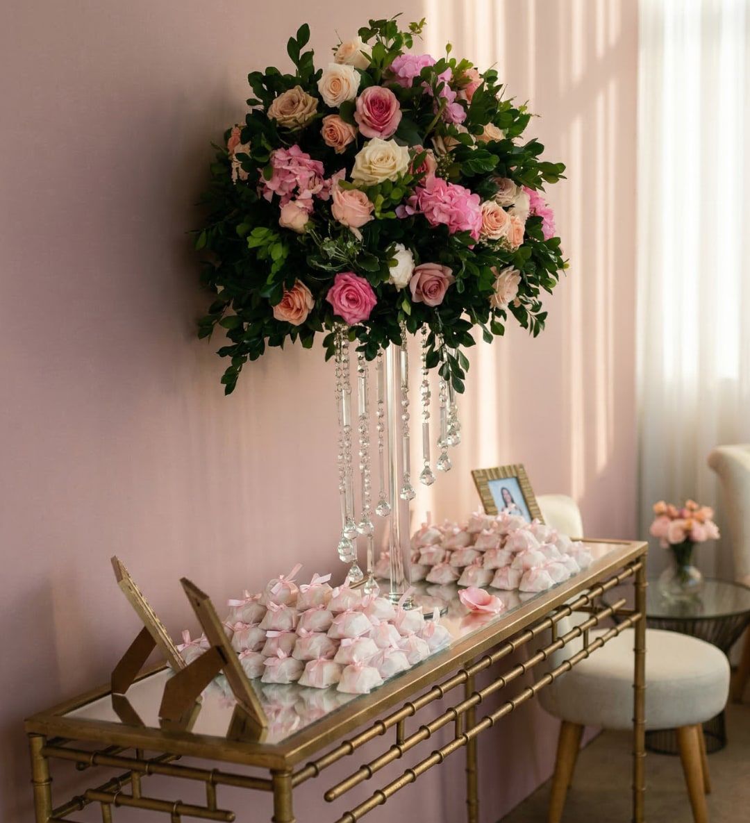 Mesa de doces com aparador dourado e arranjo de rosas