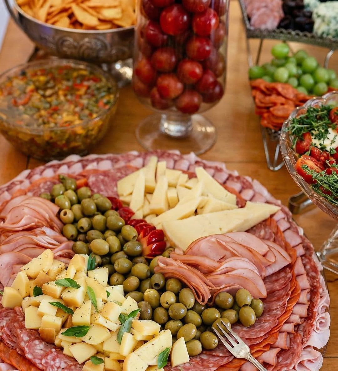 Mesa de frios com azeitonas, queijos e embutidos