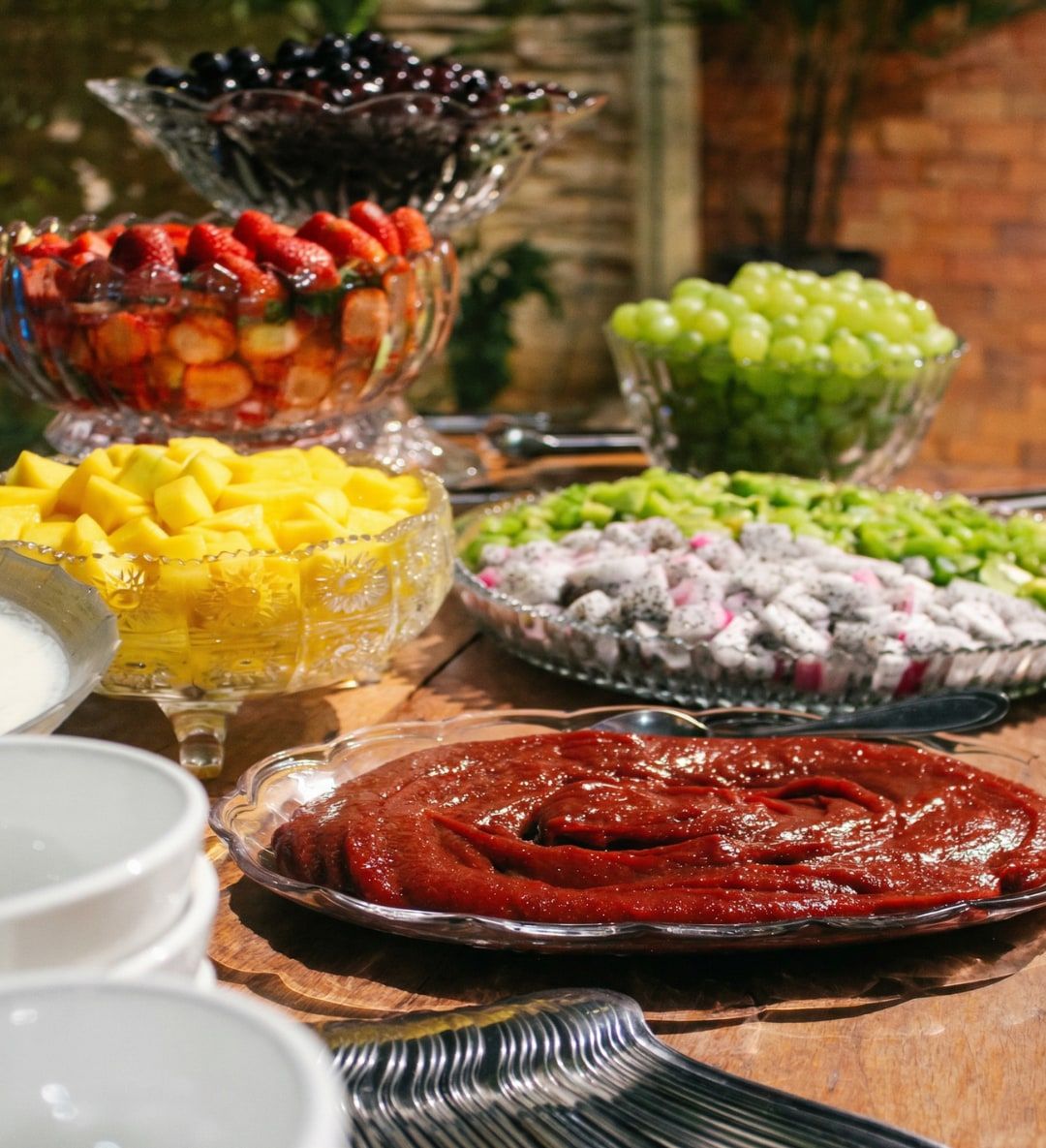 Frutas frescas cortadas em travessas