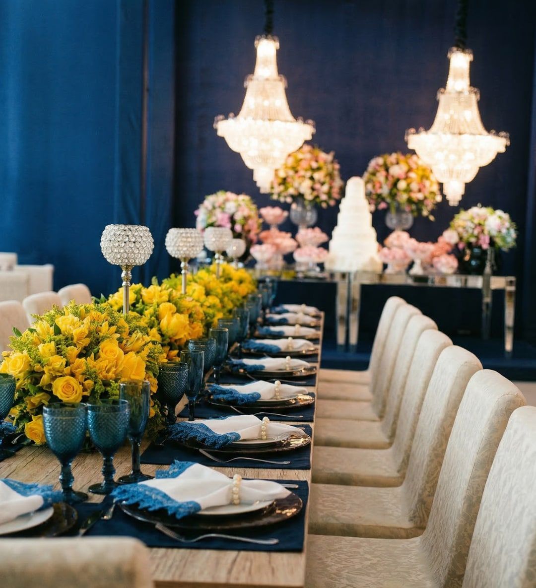 Mesa imperial montada com arranjos de flores amarelas