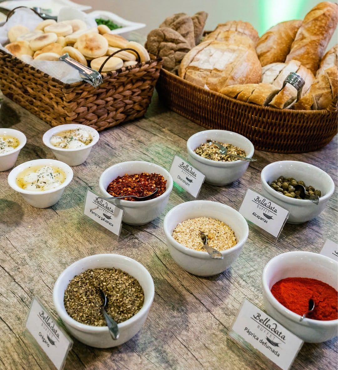 Pães da casa em cestos e potes com patês e temperos