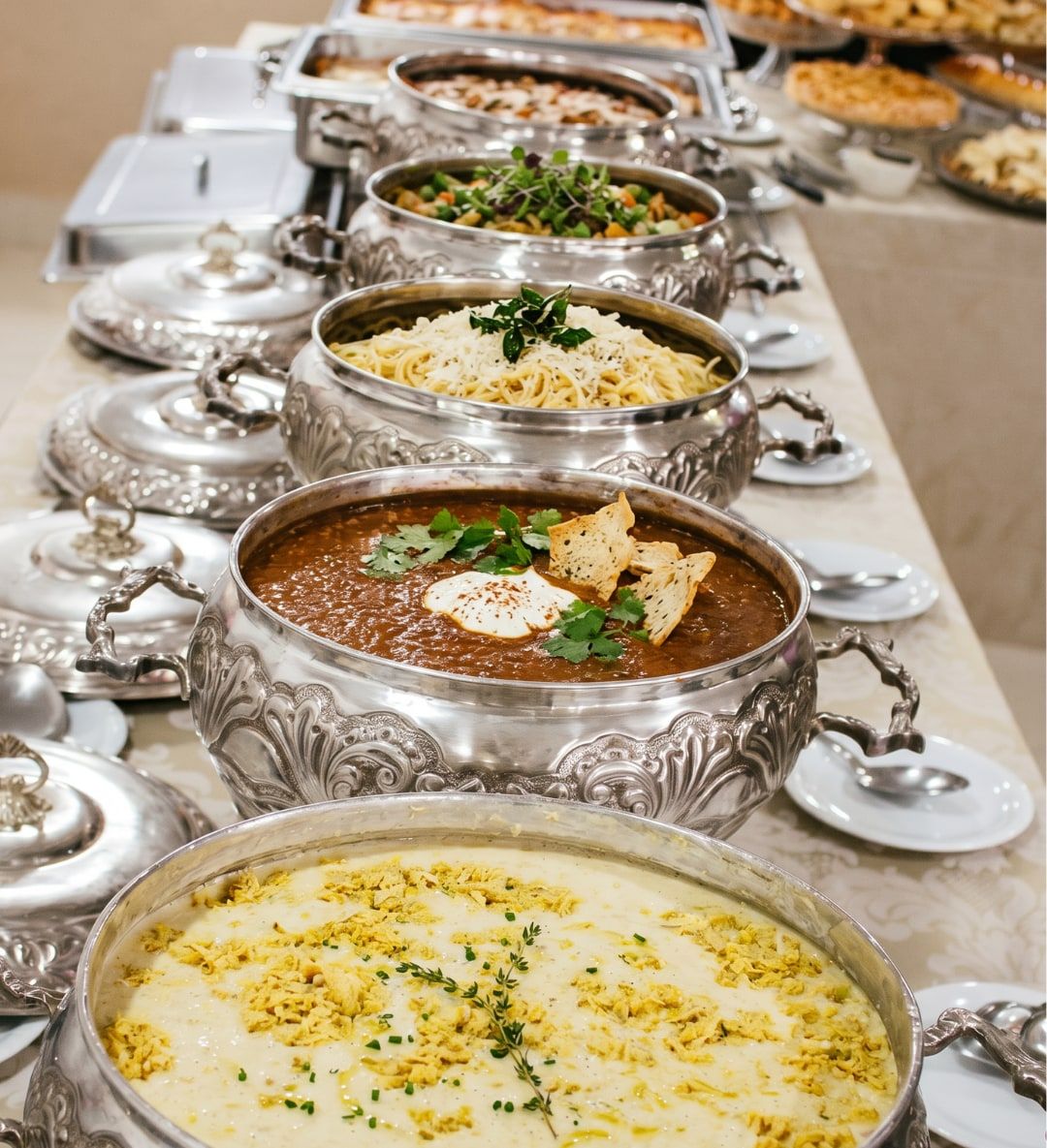 Réchauds de prata com pratos quentes do jantar